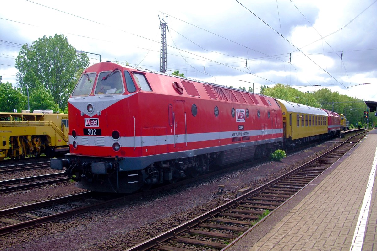 MEG 302 stands on 6 June 2013 with a diagnostic train in Osnabrück Hbf.