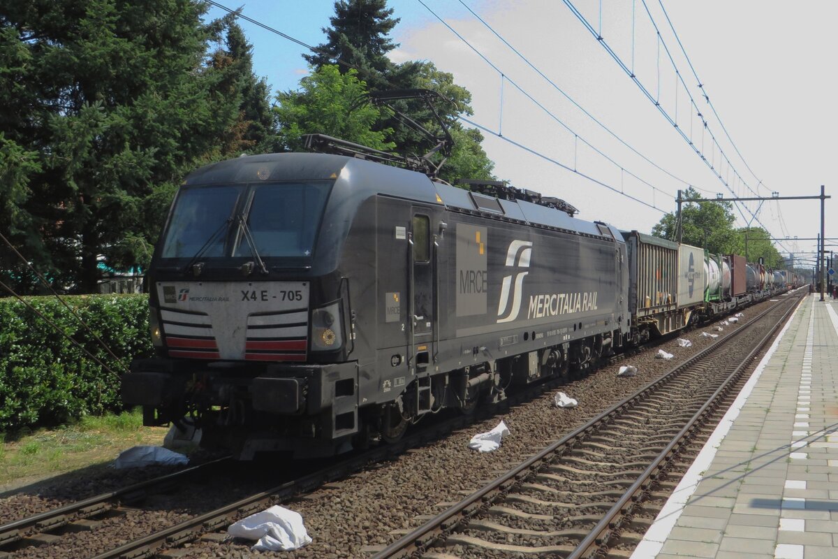 Mercitalia Rail 193 705 hauls a container train through Tilburg-Universiteit on 23 July 2021.