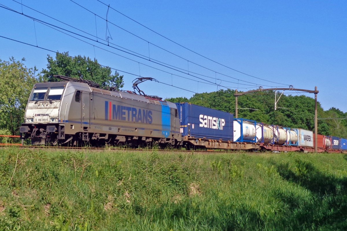 Metrans 186 289 speeds through Tilburg Oude warande on 23 July 2017.