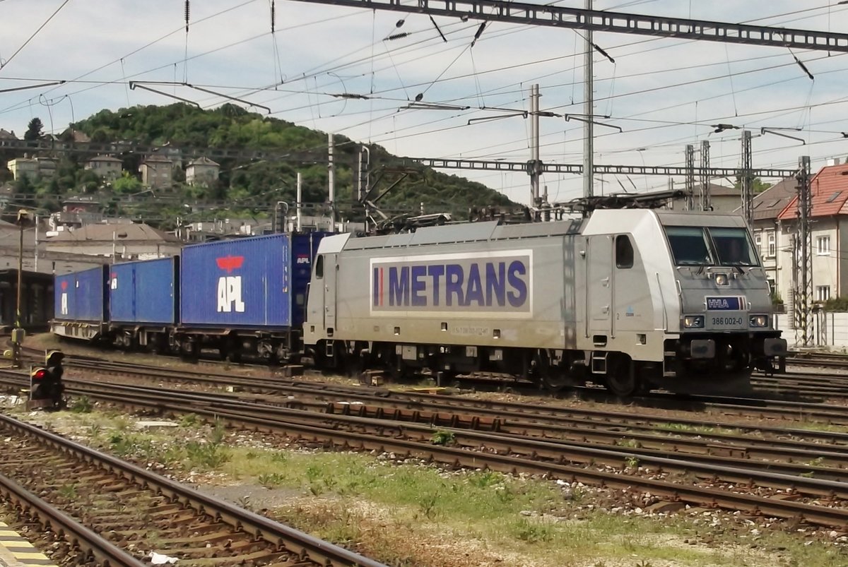 Metrans 386 002 hauls a container train through Bratislava hl.st. on 29 May 2015.