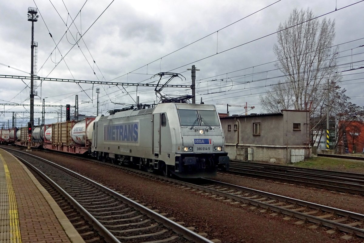 Metrans 386 014 hauls an intermodal service through Praha-Liben on 22 February 2020.