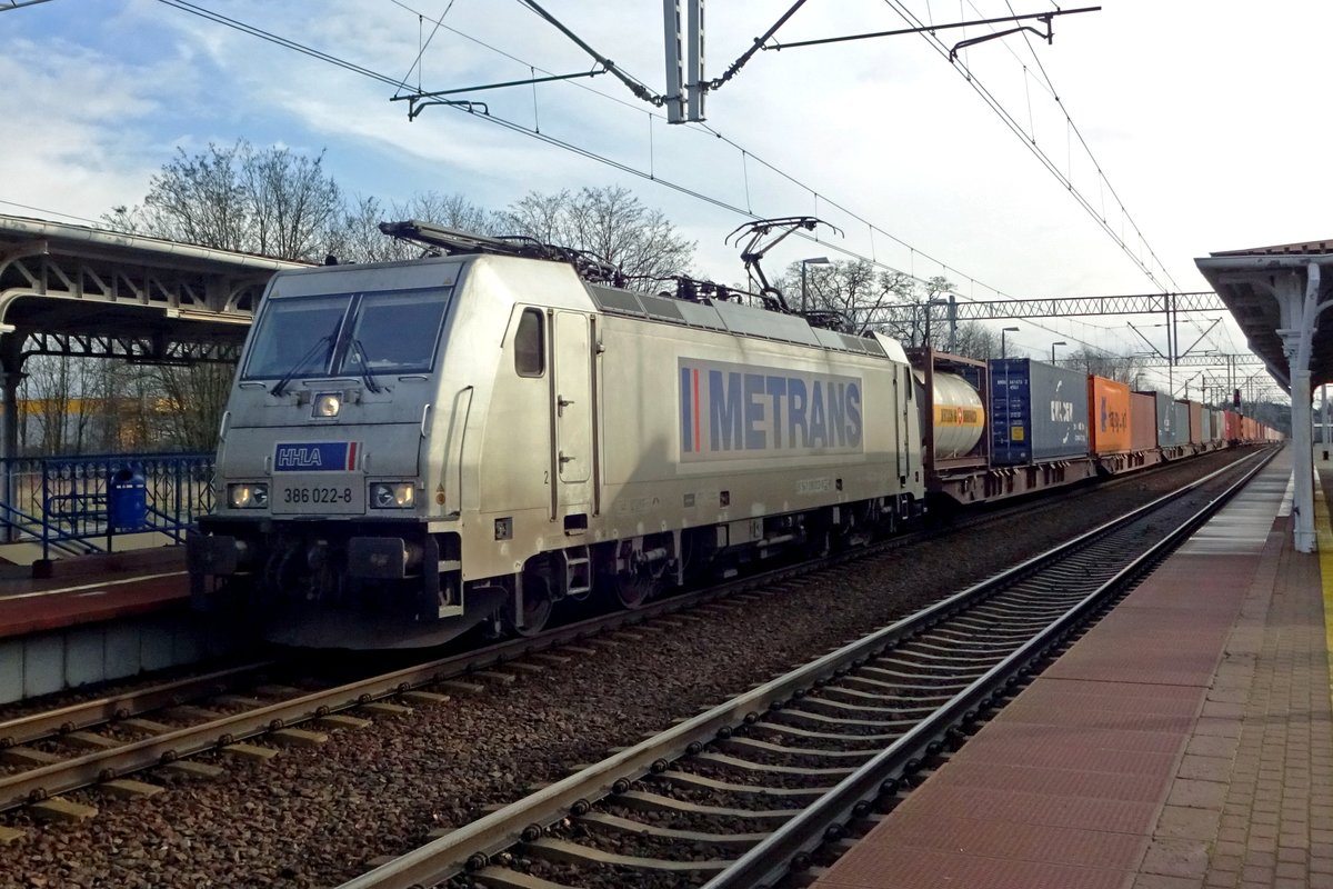 Metrans 386 022 hauls the Pruszkov intermodal shuttle toward Rotterdam-Kjifhoek through Rzepin on 25 February 2020.