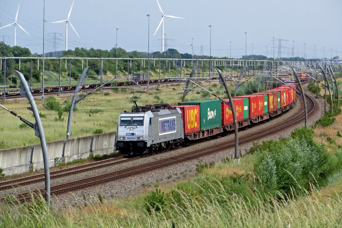 Metrans 386 029 almost surprised the photographer and gets avoided being saved near Valburg on 3 June 2020. Almost, but not quit.