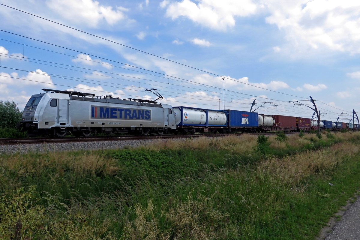 Metrans 386 034 passes Valburg on 12 June 2020.