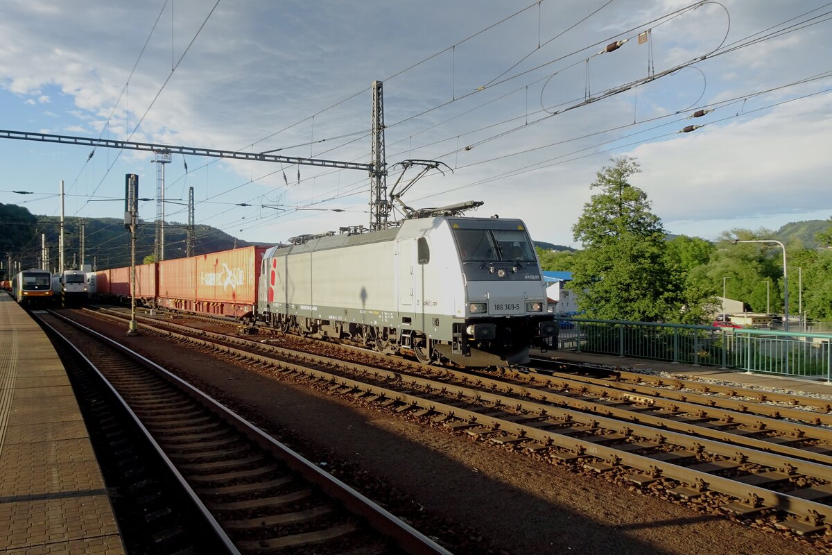 Metrans has leased Akiem 186 369, seen here on 20 June 2022 at Deçin hl.n. with a container train towards Praha-Uhrineves.