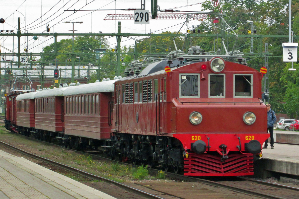 Mg 620 is about to bank a shuttle train out of Gävle on 12 September 2015.