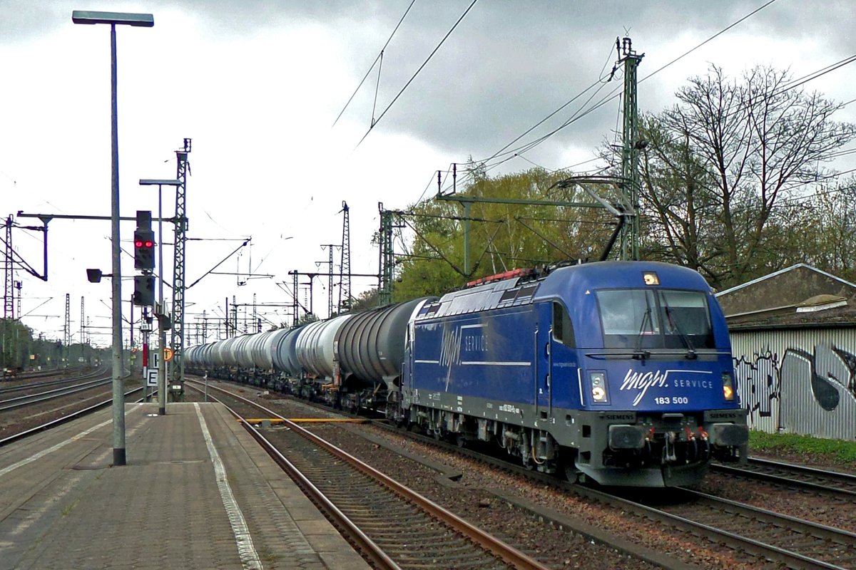 MGW 183 500 hauls a tank train through Hamburg-Harburg on 28 April 2016.