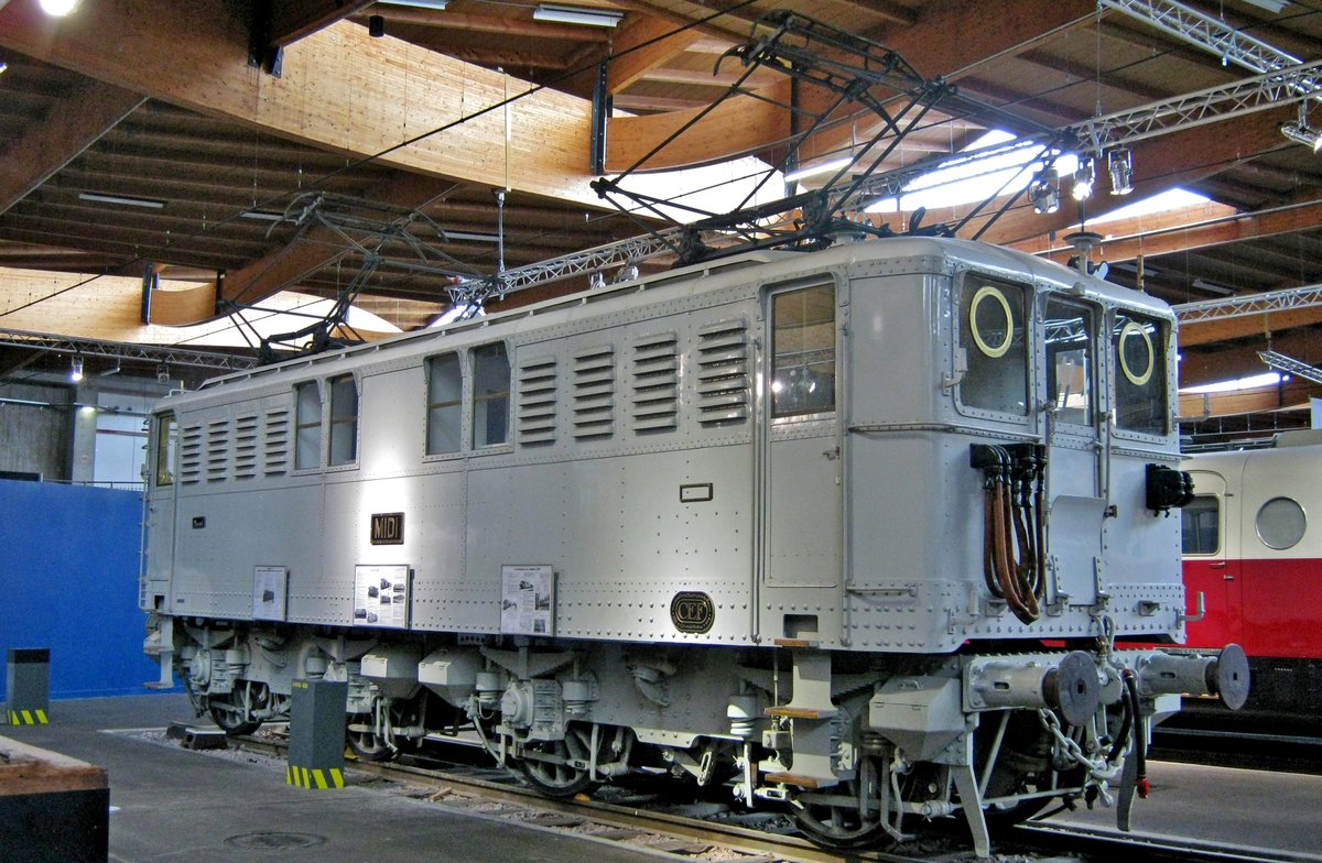 MIDI 4002 stands in the Cité du Train in Mulhouse on 30 May 2019. The CF de MIDI ordered forty locos of this type for passenger services under 1.500 Volt DC catenary. After the nationalisation of the French raiwlays in 1938, spawning the SNCF, these locos became class BB 1500. Untill 1979 all engines remained in service, but four years after that, the last was decommissioned.