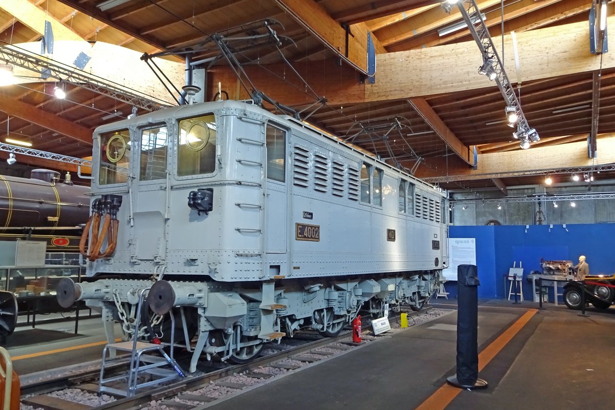 MIDI 4002 stands in the Cité du Train in Mulhouse on 30 May 2019. The CF de MIDI ordered forty locos of this type for passenger services under 1.500 Volt DC catenary. After the nationalisation of the French raiwlays in 1938, spawning the SNCF, these locos became class BB 1500. Untill 1979 all engines remained in service, but four years after that, the last was decommissioned.