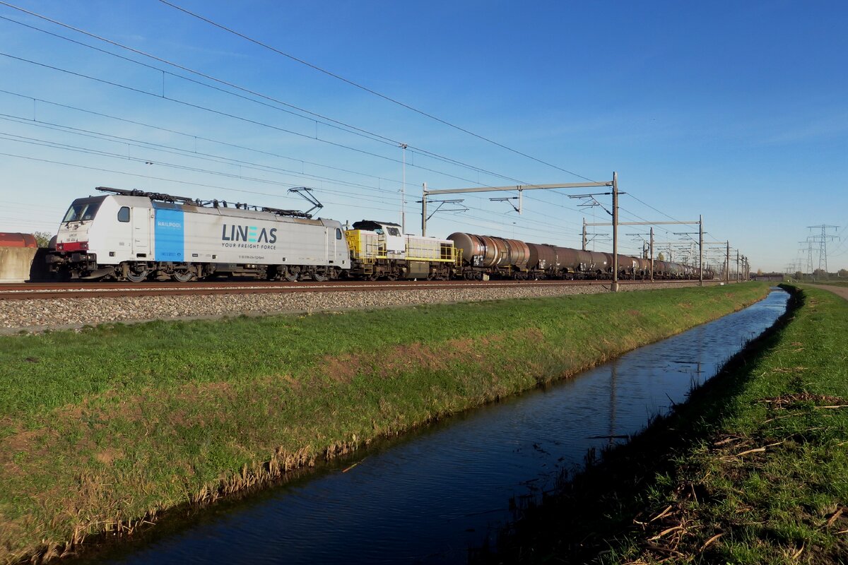 Mixed double for Lineas with 186 454 and 7869 hauling a tank train through Valburg on 13 Novemver 2022.