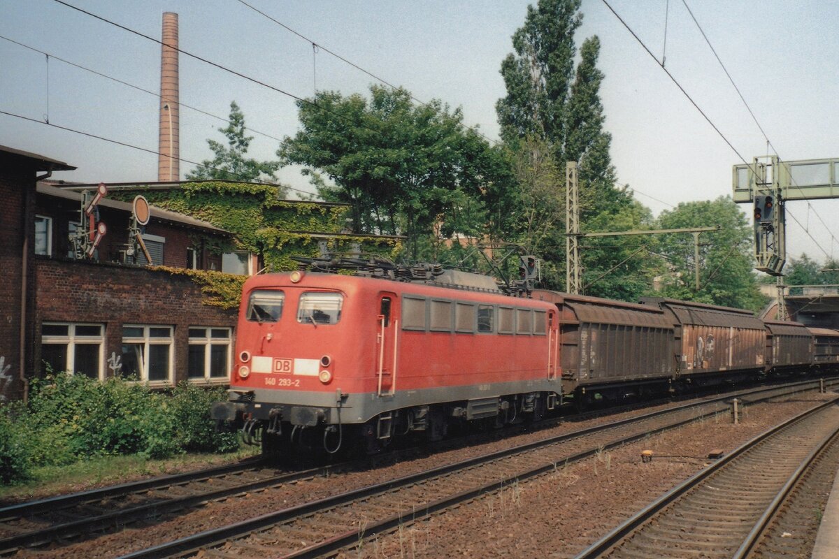 Mixed freight with 140 293 at the helms passes through Hamburg-Harburg on 24 May 2004.