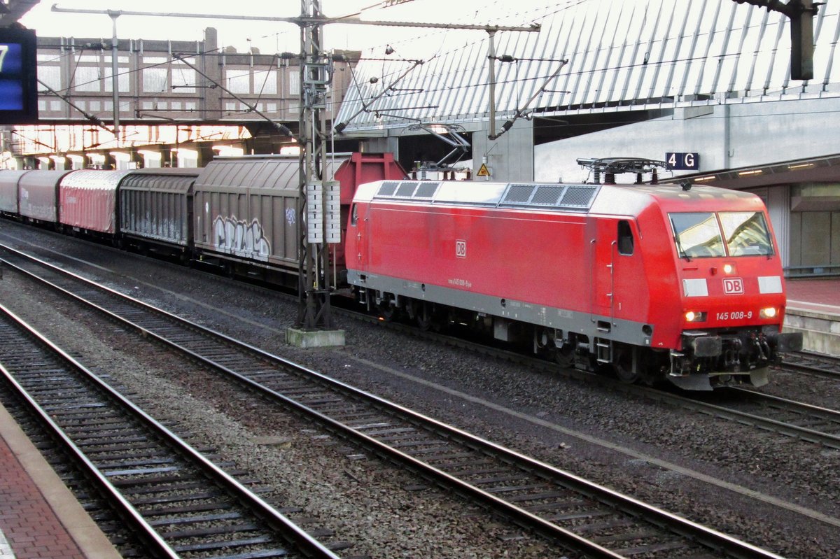 Mixed freight with 145 008 passes through Kassel-Wilhelmshöhe on 15 September 2015.