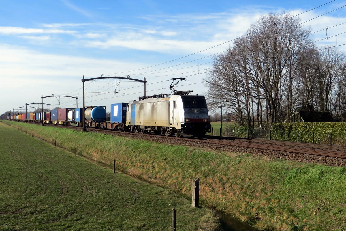 Mixed freight with 186 454 speeds through Hulten on 21 February 2021.