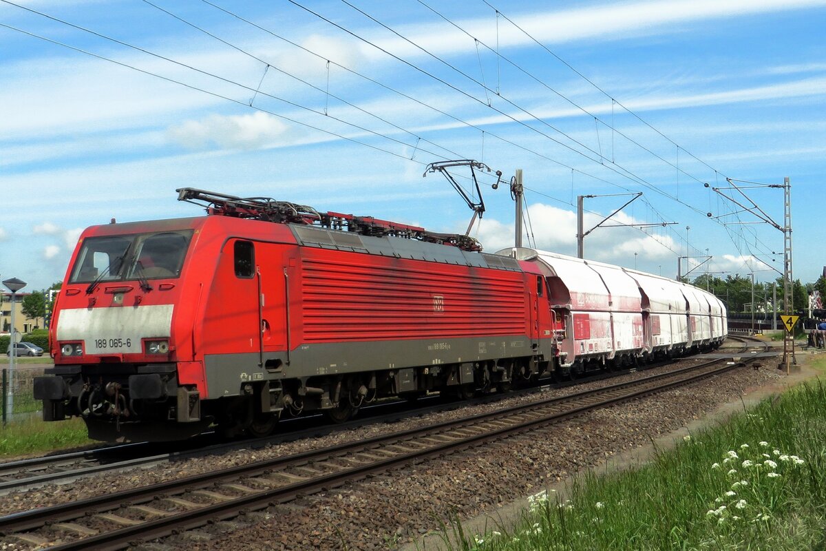 Mixed freight with 189 065 passes Venlo Vierpaardjes on 28 May 2021.