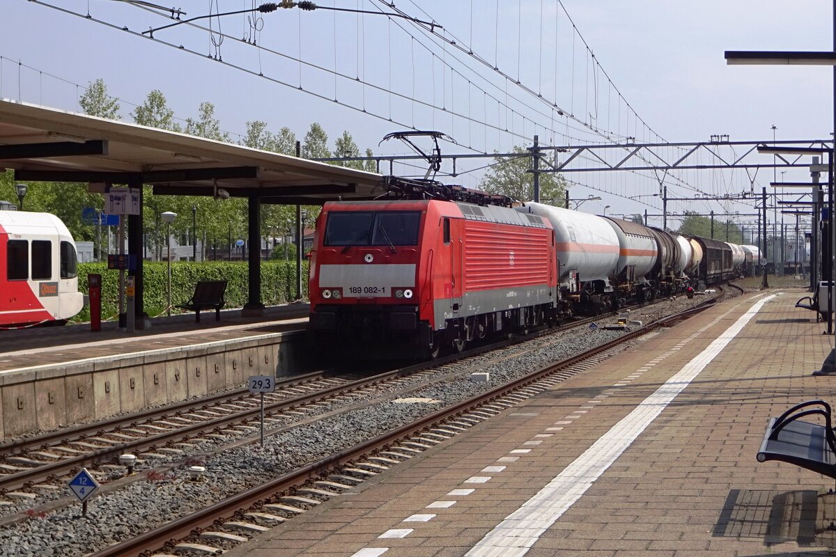 Mixed freight with 189 082 at the reins passes through Dordrecht on 18 May 2019.