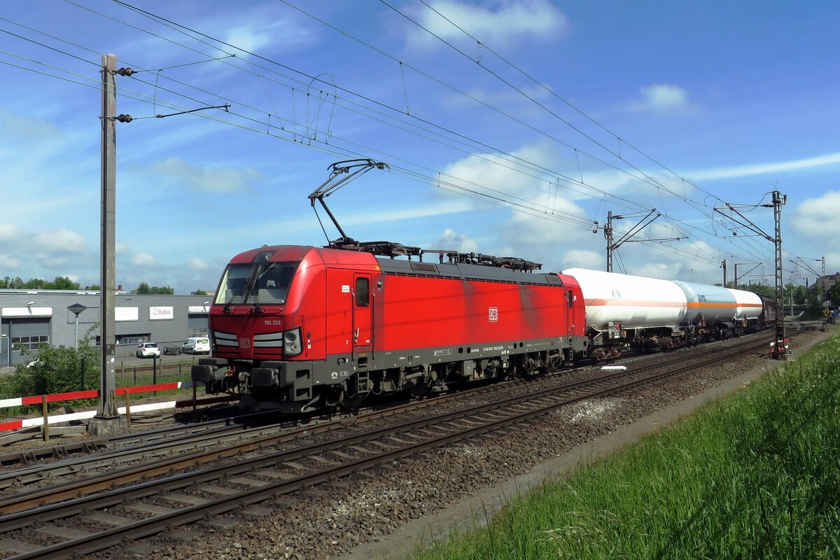 Mixed freight with 193 333 passes Venlo Vierpaardjes on 28 May 2021.