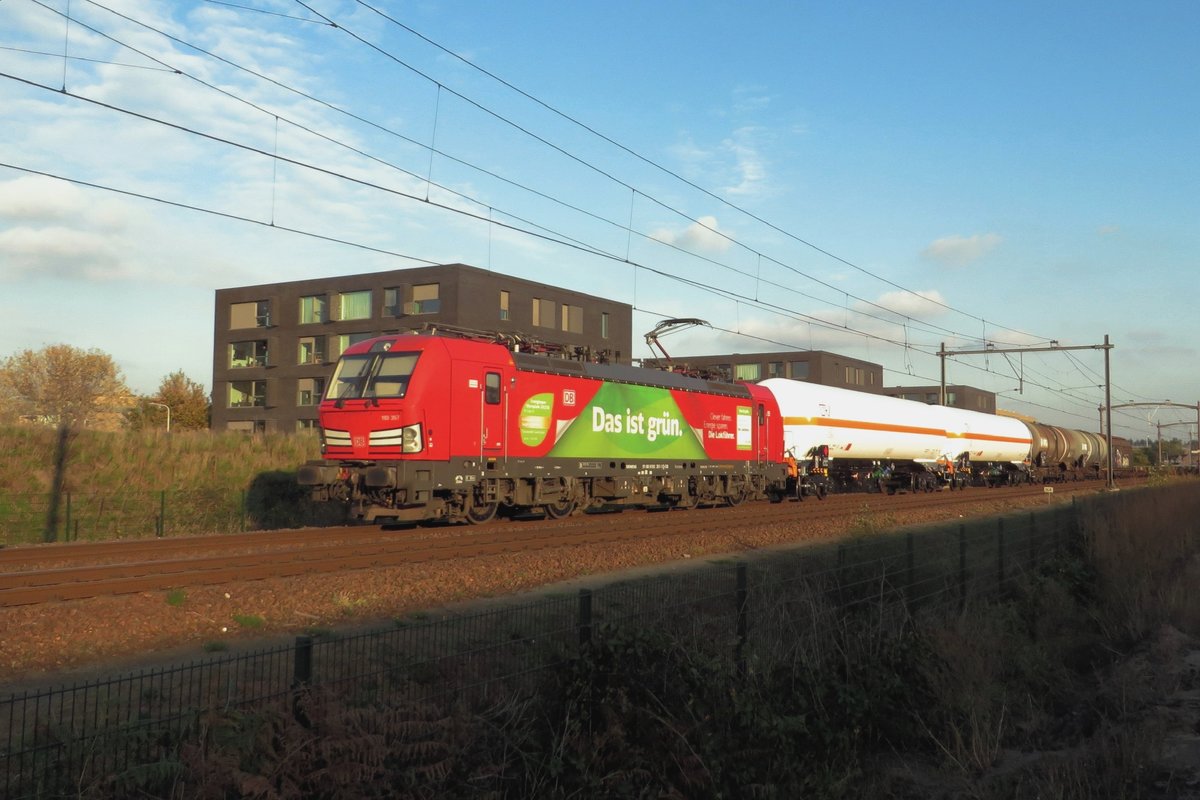 Mixed freight with 193 357 speeds through Tilburg Reeshof on 5 November 2020.