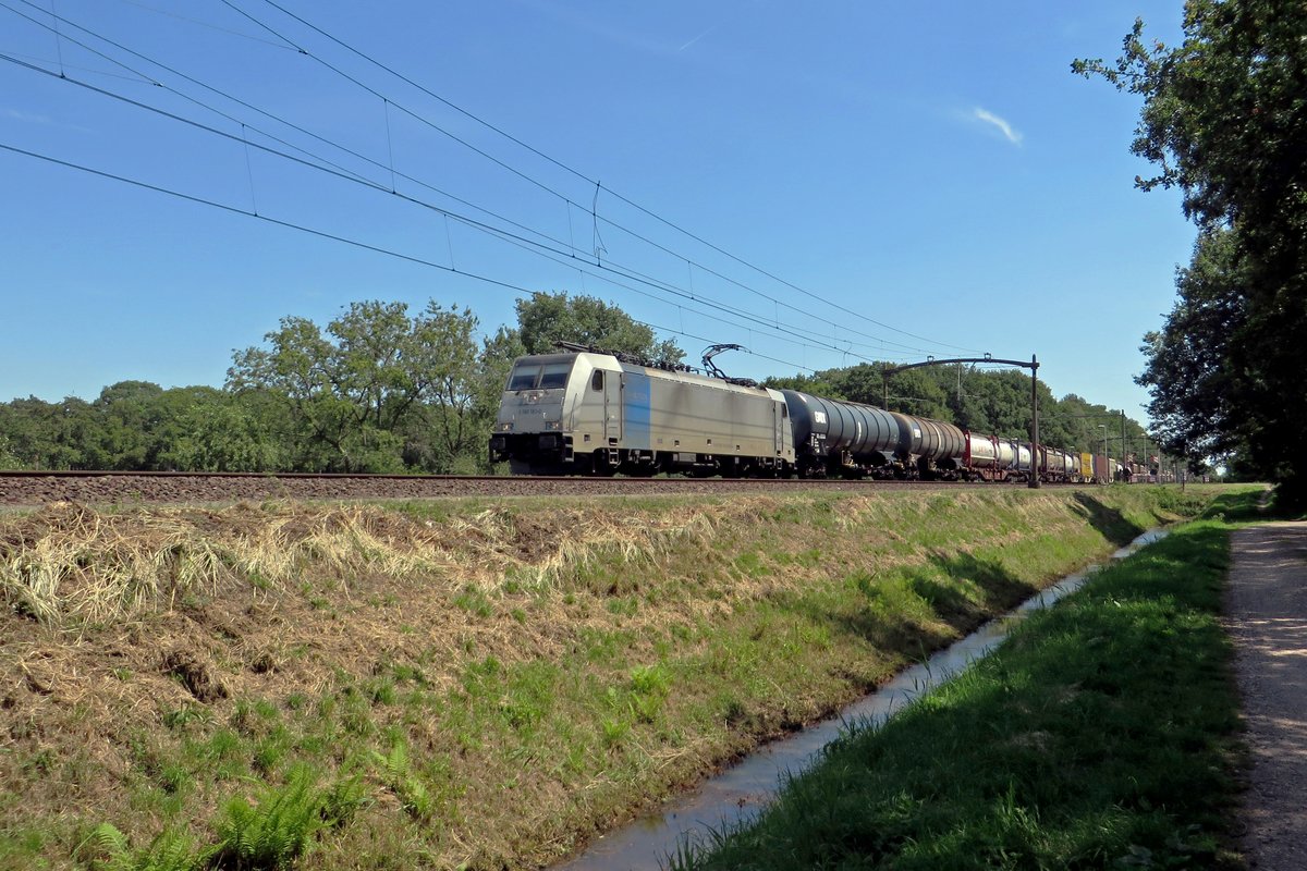 Mixed freight with Lineas 186 183 passes Tilburg Oude warande on 24 June 2020.