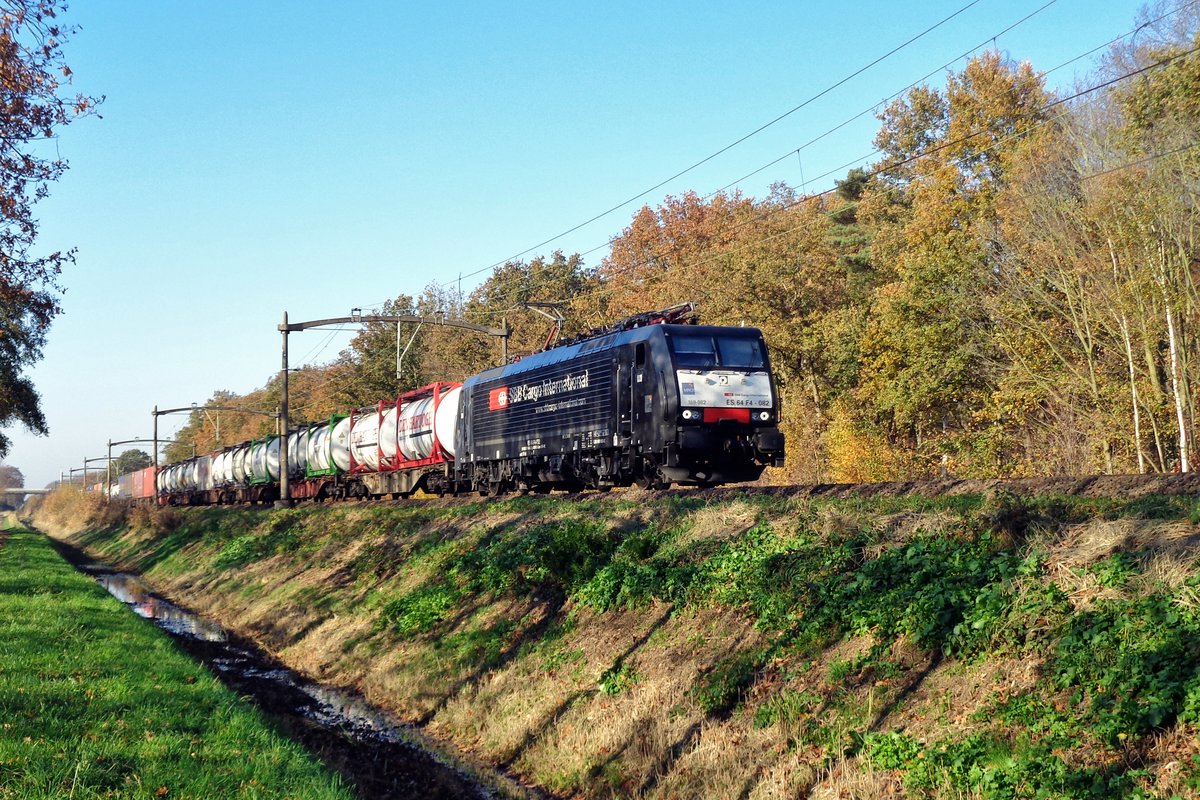 Mixed intermodal to Melzo -hauled by SBBCI 189 982- passes Tilburg Oude Warande on 17 November 2018.