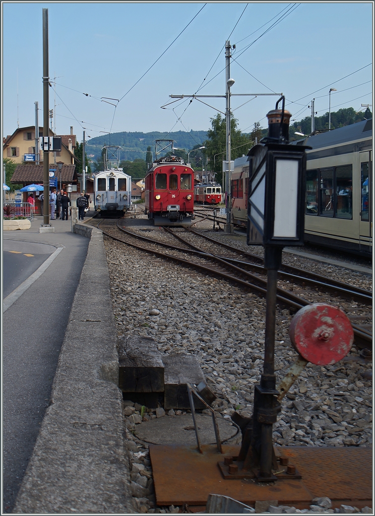 MOB BCFe 4/4 N° 11 and RhB ABe 4/4 N° 35 in Blonay.
25.05.2015