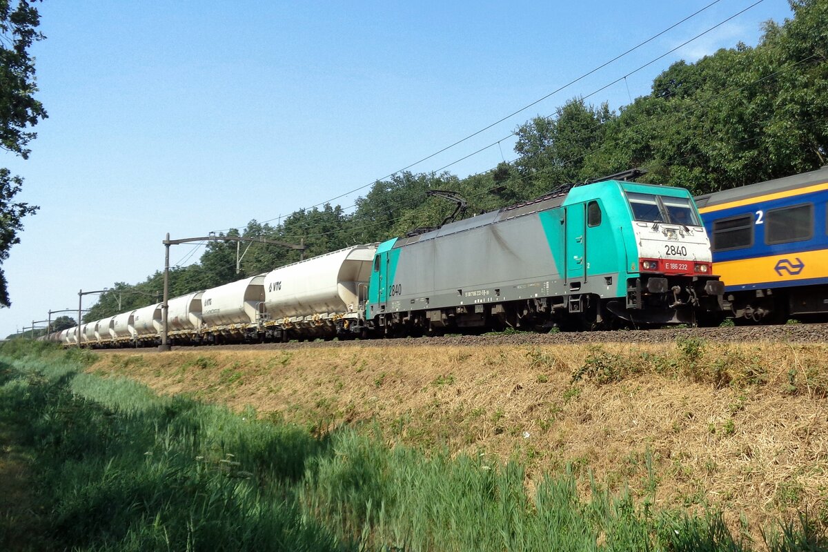 Molten sugar is transported by this train through Tilburg Oude Warande on 27 July 2018 with Lineas 2840 heading the way.