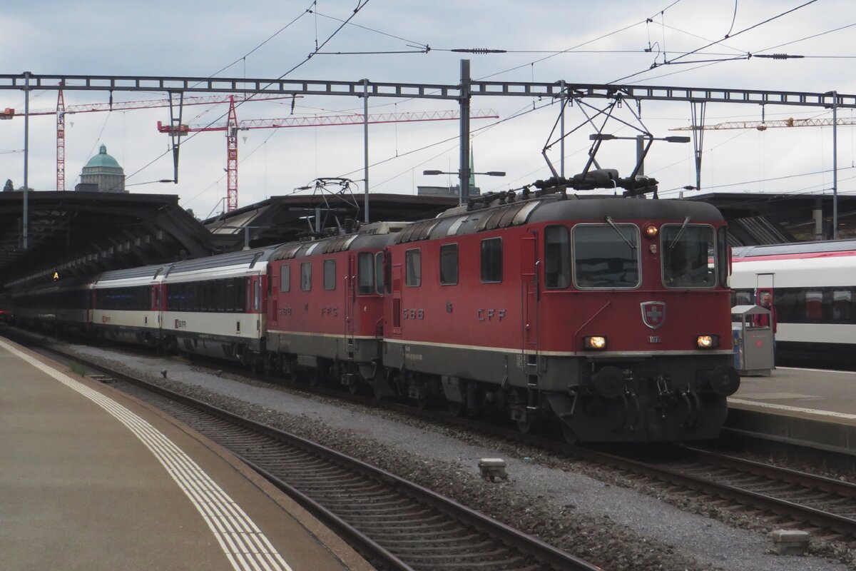 More old stock at Zürich HB on 19 May 2023: two older electrics, lead by 11116, haul an IC service to Singen (Hohentwiel) out of Zürich HB.