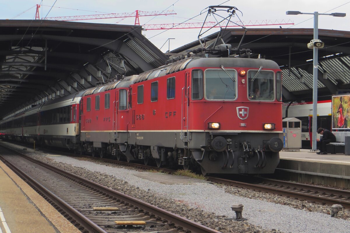 More old stock at Zürich HB on 19 May 2023: two older electrics, lead by 11116, haul an IC service to Singen (Hohentwiel) out of Zürich HB.