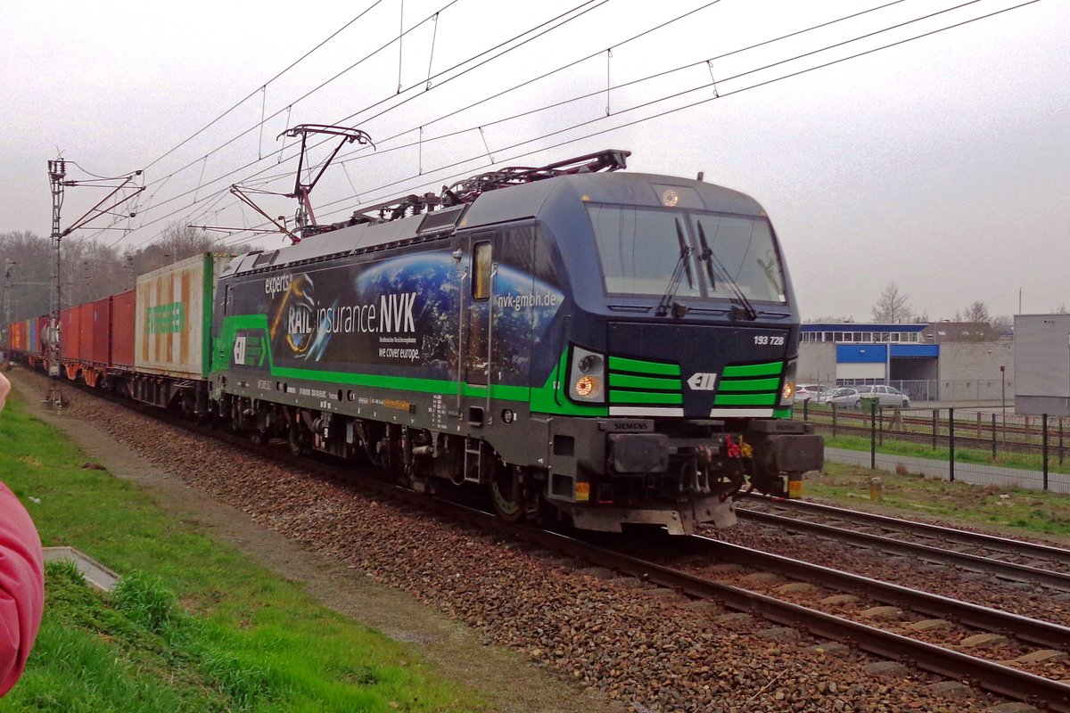 More than one photographer was waiting for LTE 193 728 passing through Venlo Vierpaardjes on a grey 19 March 2019. Note the first container of the train: it is from EverGreen, but has the company's colours (white name on green) inverted. 