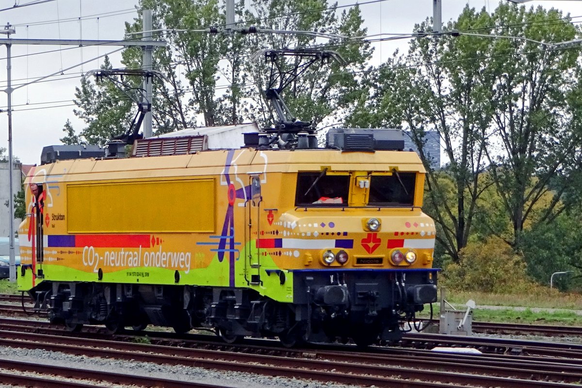 More than one ripple went through the railway fan fraternity when the tidings came, that Strukton bought her first electric locomotive in the form of former NS Reizigers 1824. On 11 October 2019 the sensation was seen at Nijmegen claiming that trains are friendly for the environment and that 1824 would be  Carbondioxide Neutral Underway . 