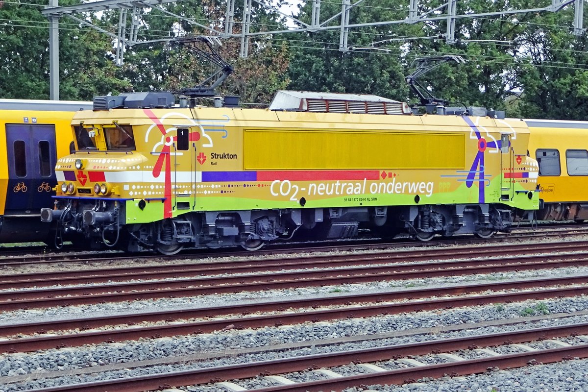 More than one ripple went through the railway fan fraternity when the tidings came, that Strukton bought her first electric locomotive in the form of former NS Reizigers 1824. On 11 October 2019 the sensation was seen at Nijmegen claiming that trains are friendly for the environment and that 1824 would be  Carbondioxide Neutral Underway .