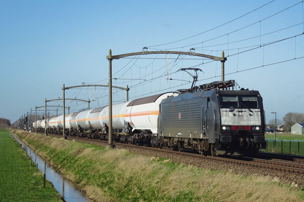 MRCE 189 092 hauls an LNG train through Hulten on 23 February 2022.