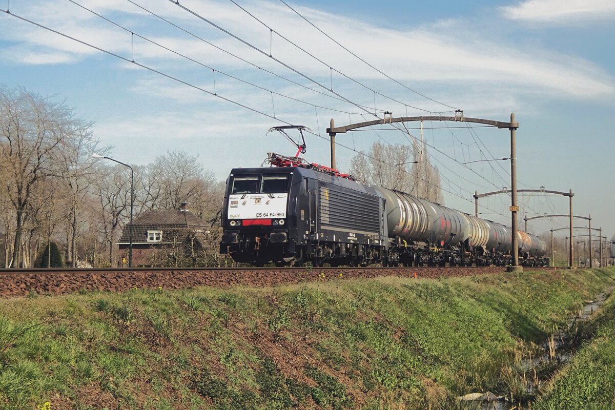 MRCE 189 093 hauls a tank train through Roond on 30 March 2021.