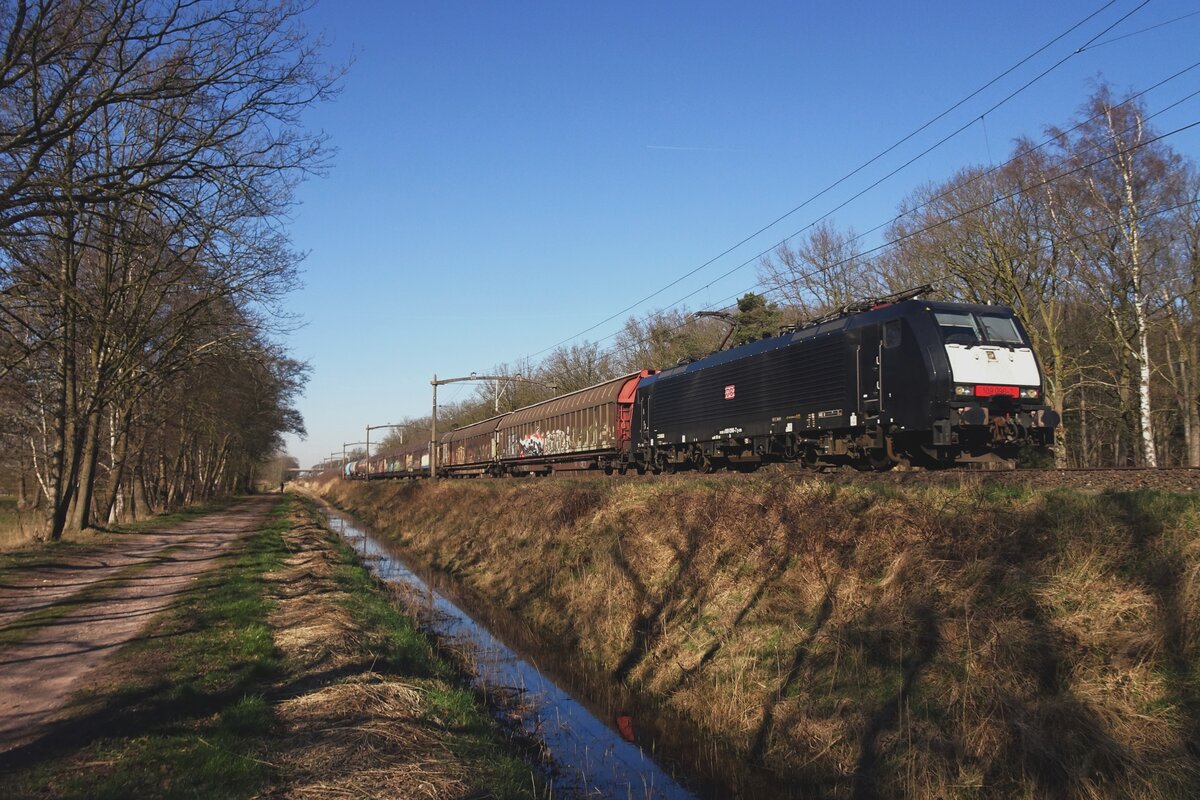 MRCE 189 098 hauls a block train through Tilburg Oude warande on 8 March 2022.