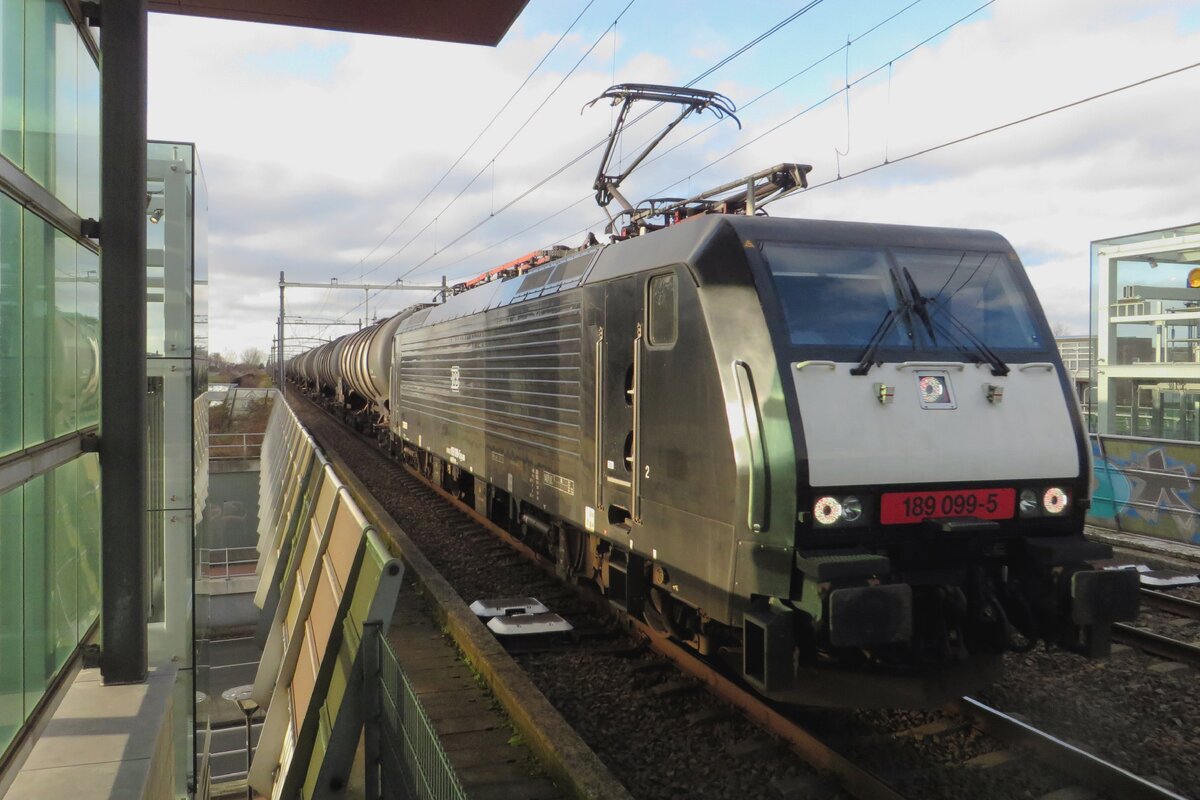 MRCE 189 099 hauls a tank train through Tilburg-Reeshgof on 8 December 2021.