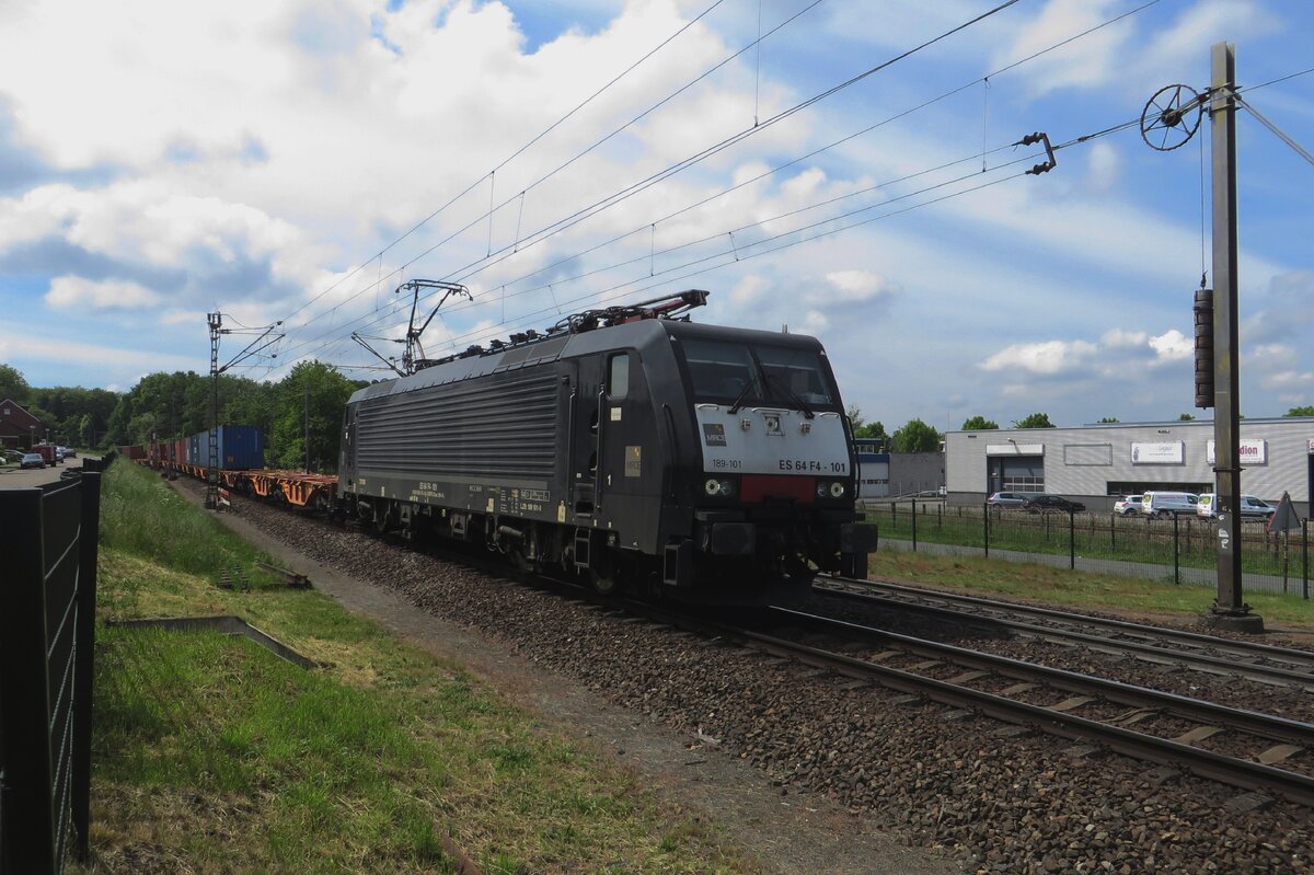 MRCE 189 101 with intermodal service passes Venlo Vierpaardjes on 28 May 2021.