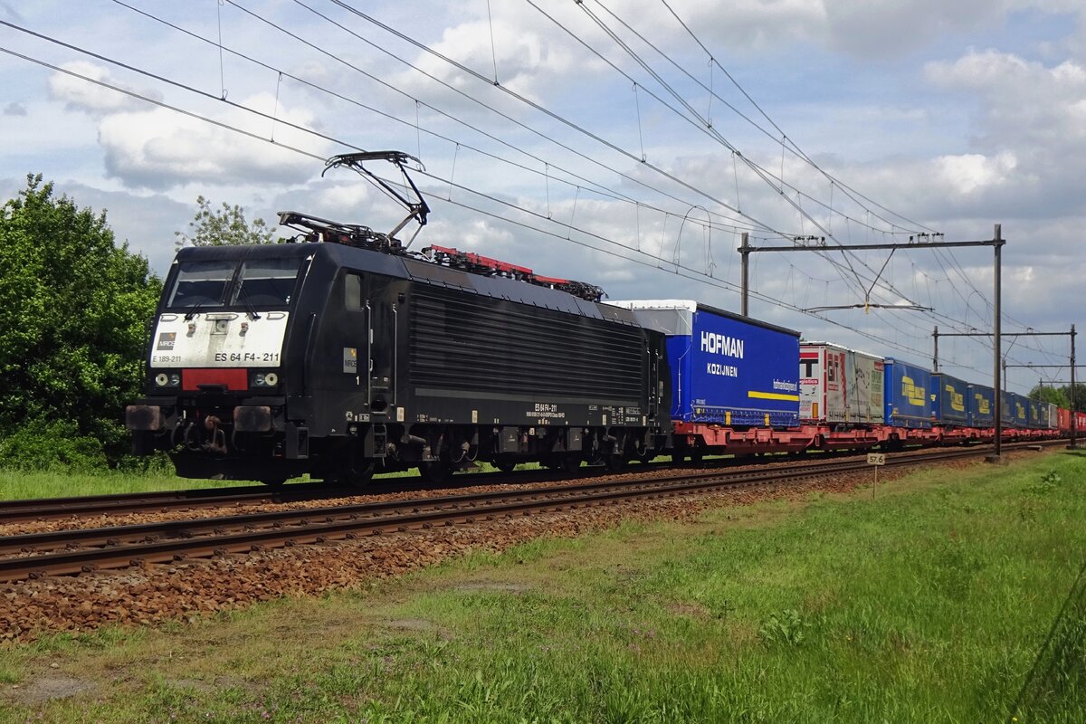 MRCE 189 211 hauls a container train through Alverna on 23 May 2011.