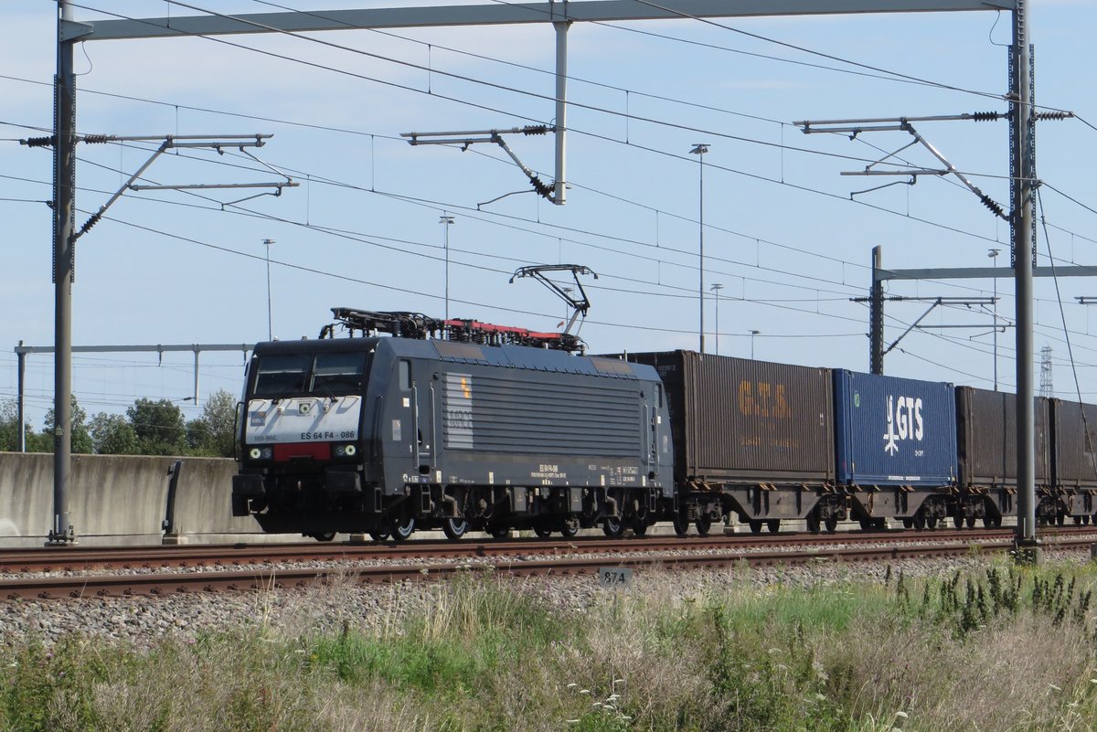 MRCE 189 986 hauls the Swiss GTS shuttle through Valburg on 23 July 2020.