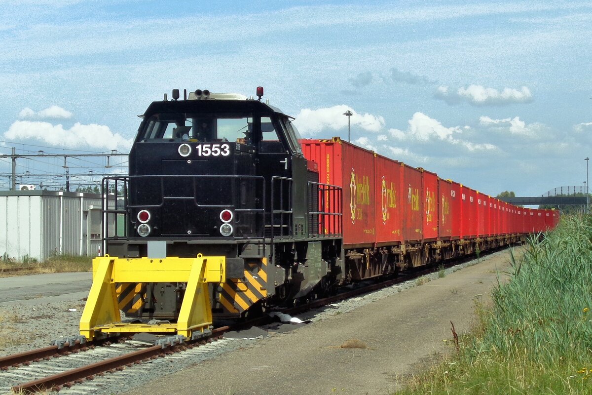 MRCE/CapTrain 1553 stands at Lage zwaluwe with an UBS container train on 18 July 2018.