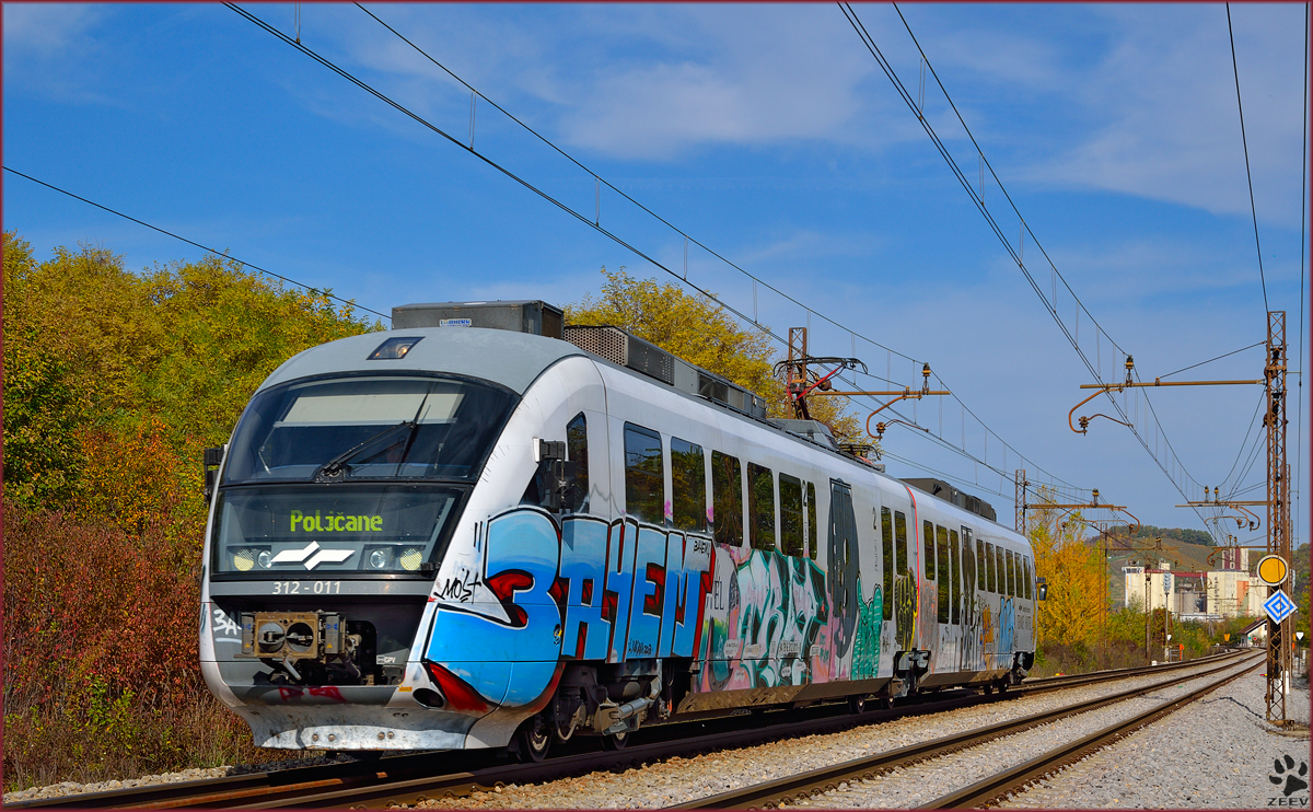 Multiple unit 312-011 is running through Maribor-Tabor on the way to Poljčane. /22.10.2013