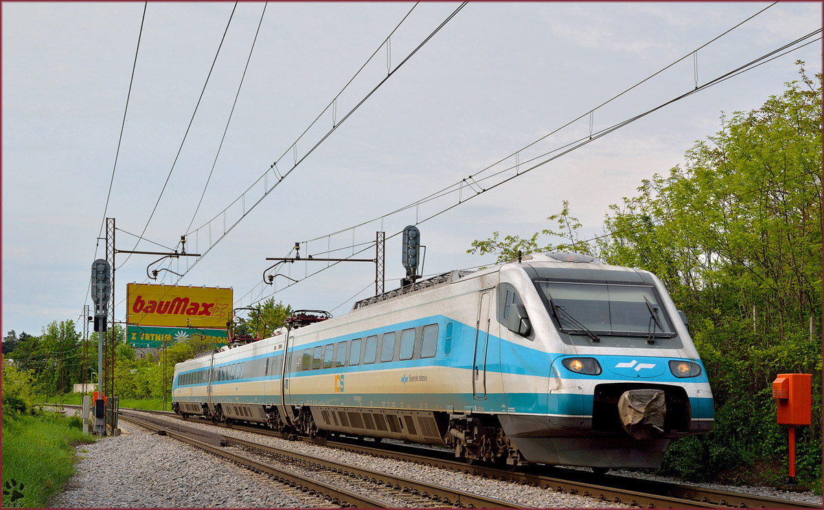 Multiple units 310-? are running through Maribor-Tabor on the way to Maribor station. /23.4.2014