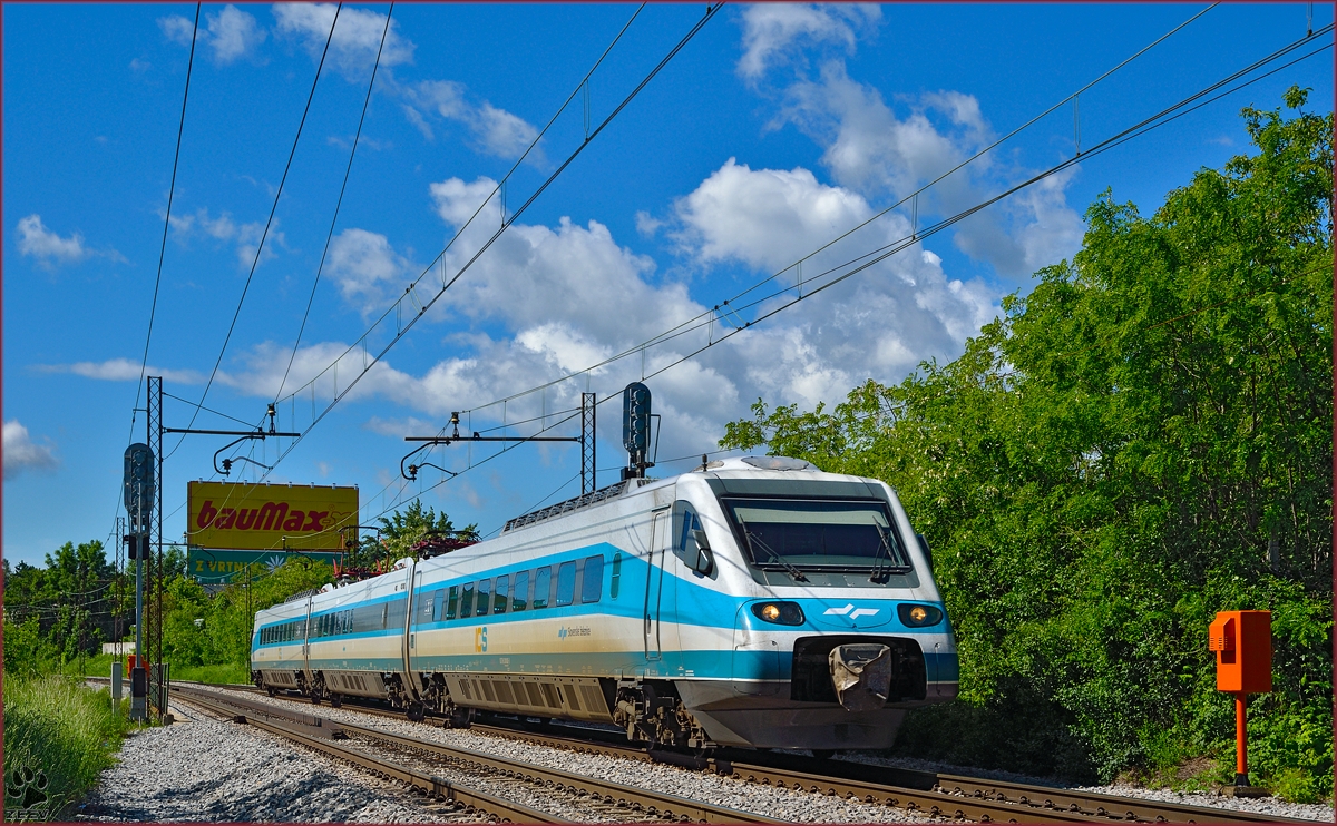 Multiple units 310-? are running through Maribor-Tabor on the way to Maribor station. /12.5.2014