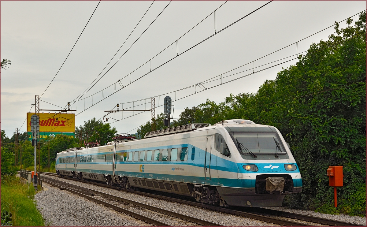 Multiple units 310-? are running through Maribor-Tabor on the way to Maribor station. /8.7.2014