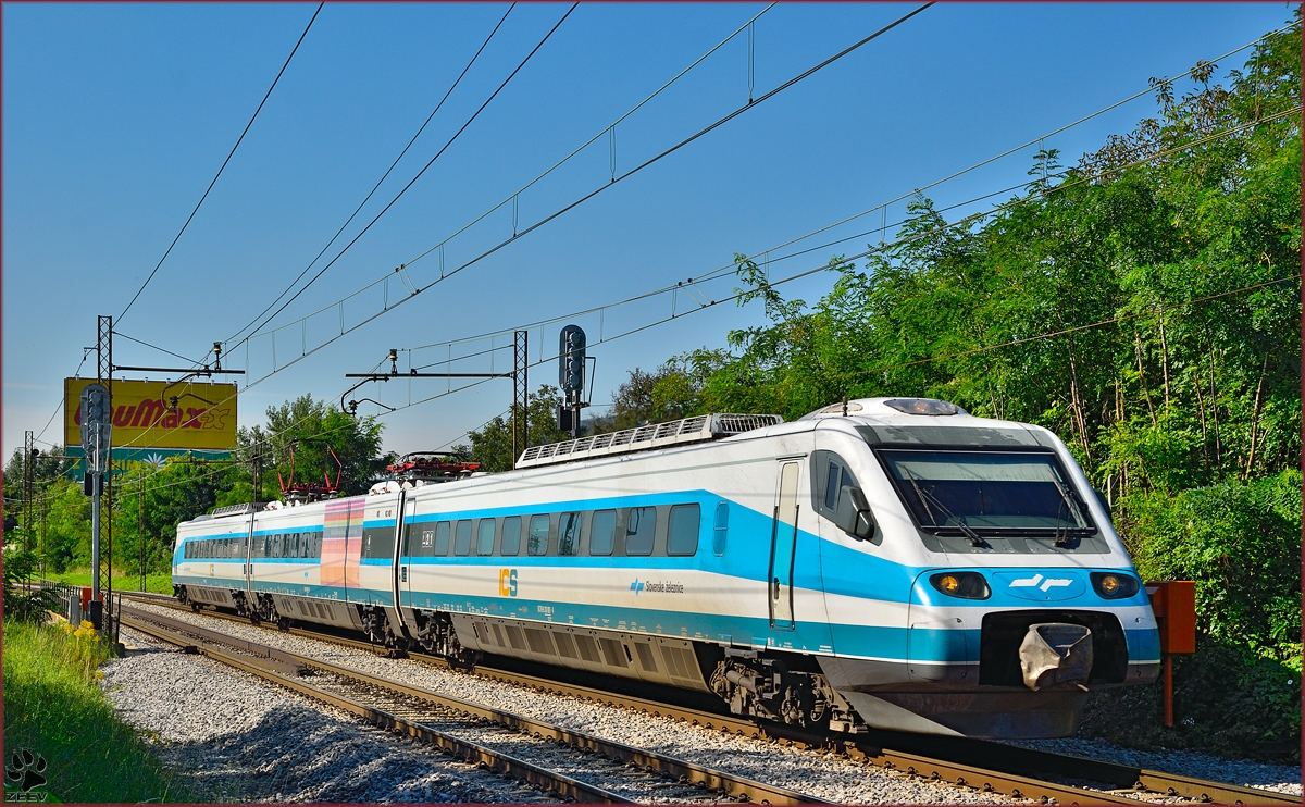 Multiple units 310-? run through Maribor-Tabor on the way to Maribor station. /28.8.2014