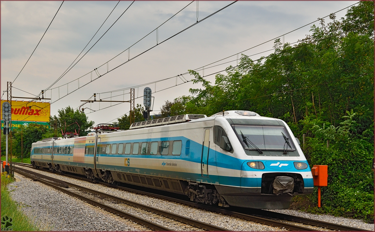 Multiple units 310-? run through Maribor-Tabor on the way to Maribor station. /3.9.2014