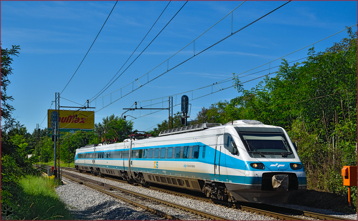 Multiple units 310-? run through Maribor-Tabor on the way to Maribor station. /18.8.2014