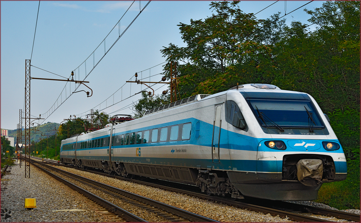 Multiple units 310-? run through Maribor-Tabor on the way to Ljubljana. 22.9.2014