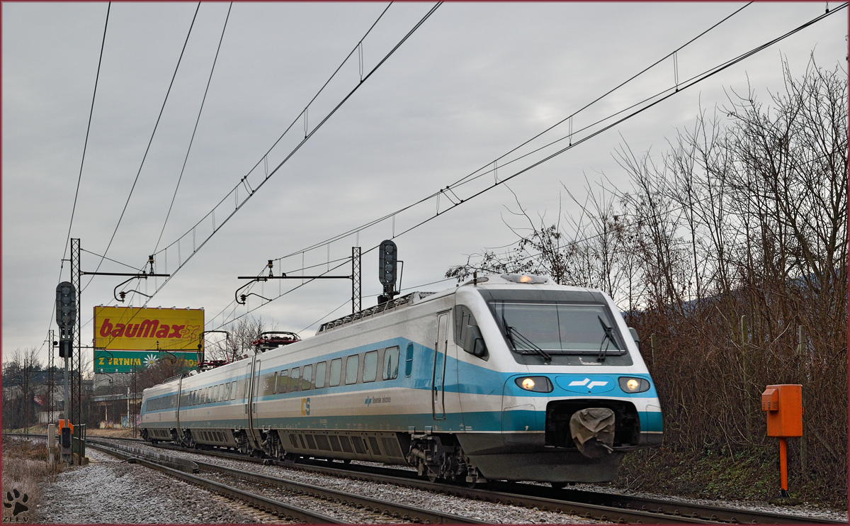 Multiple units 310-? run through Maribor-Tabor on the way to Maribor station. /27.1.205