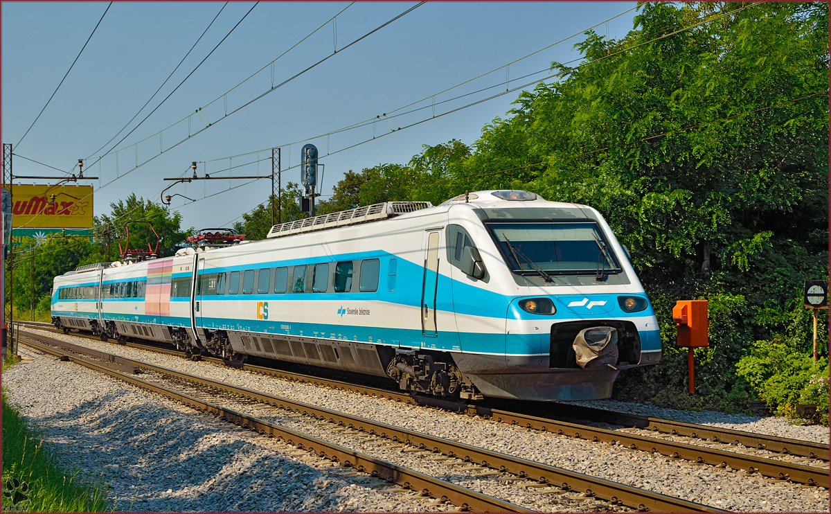 Multiple units 310-001 run through Maribor-Tabor on the way to Maribor station. /18.7.2014