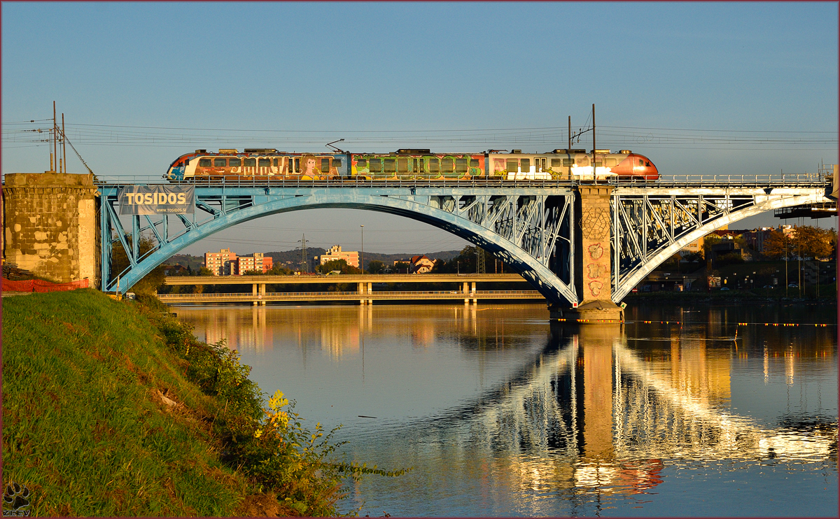 Multiple units 312-? is running over Drava bridge on the way to Maribor station. /12.10.2014
