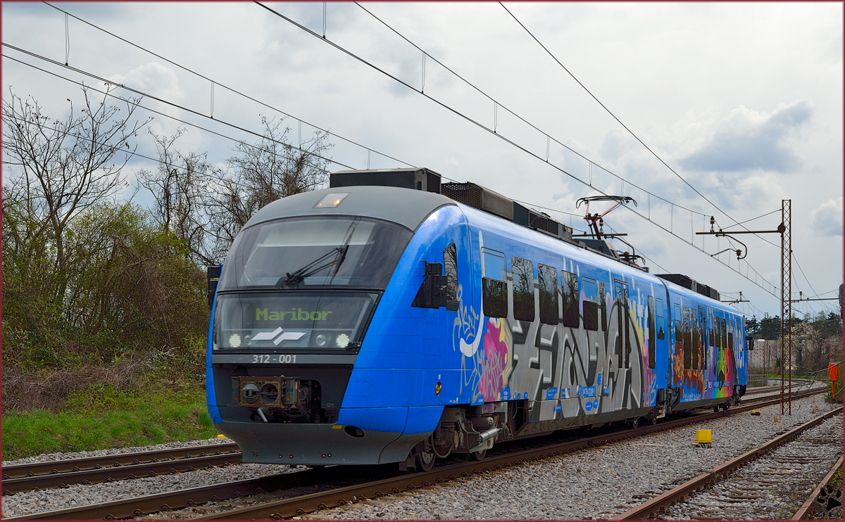 Multiple units 312-001 are running through Maribor-Tabor on the way to Maribor main station. /24.3.2014